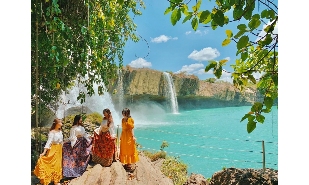 HÀNH TRÌNH TÌM VỀ MIỀN ĐẤT ĐỎ HOANG DÃ