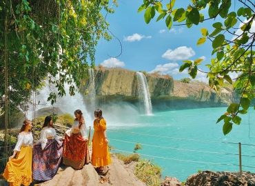 HÀNH TRÌNH TÌM VỀ MIỀN ĐẤT ĐỎ HOANG DÃ